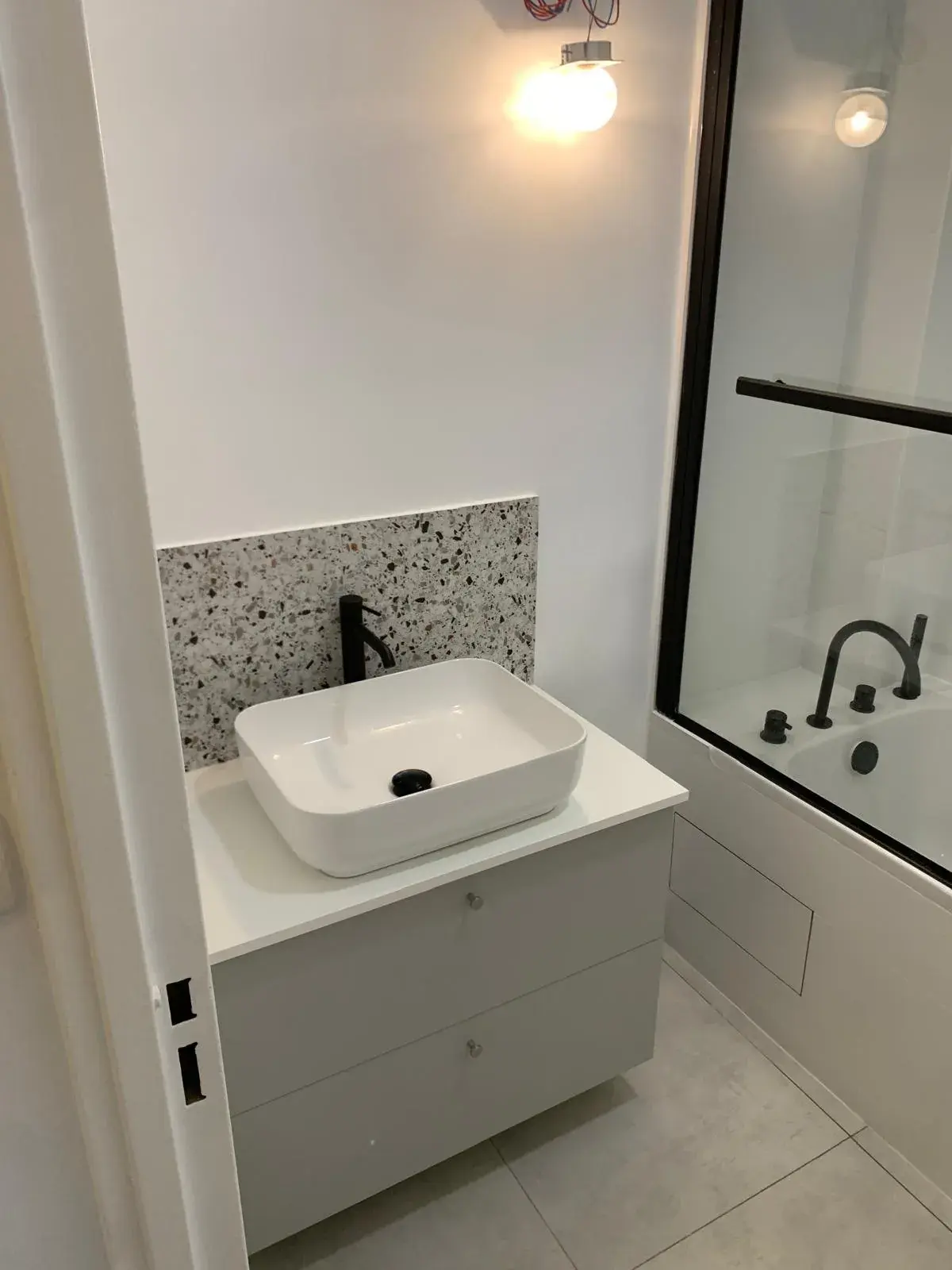 Rénovation de salles de bain au style moderne et fonctionnel